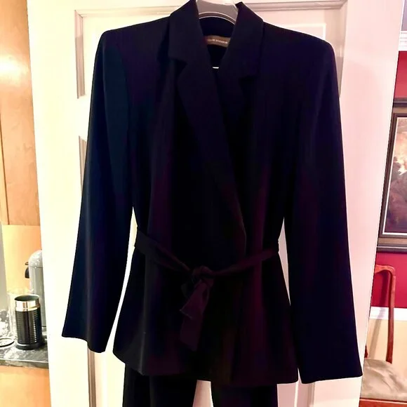 Tahari Wms Black fully lined 2 piece Pants Suit size 8 - Picture 4 of 14